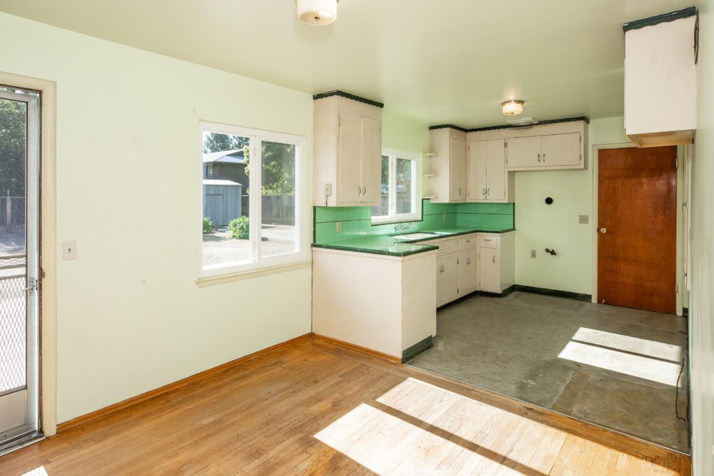 Detail Gallery Image 5 of 22 For 309 Tyrella Ave, Mountain View,  CA 94043 - 3 Beds | 2 Baths