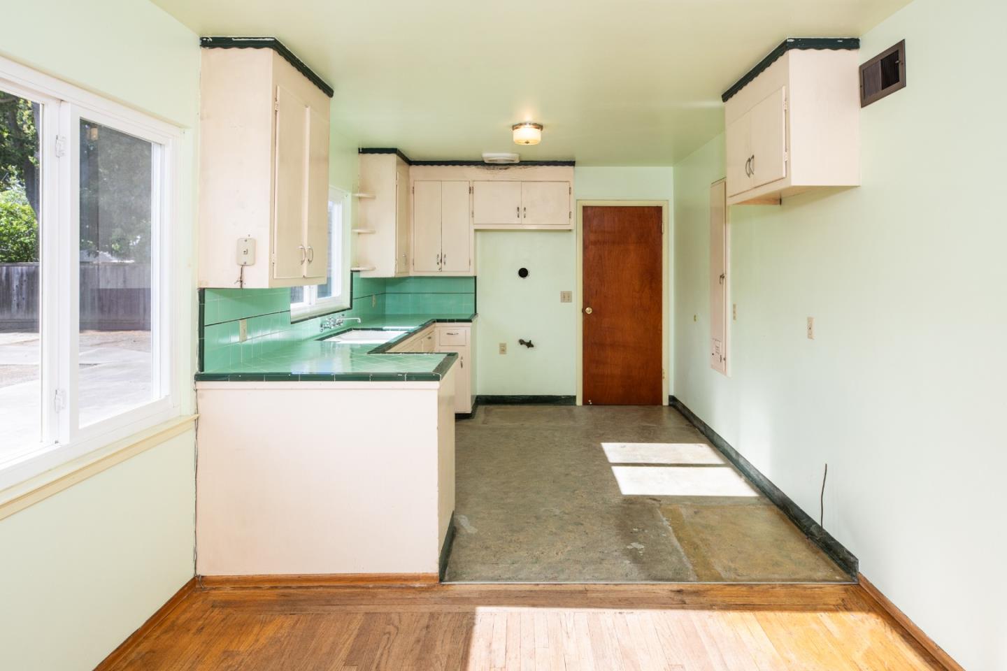 Detail Gallery Image 6 of 22 For 309 Tyrella Ave, Mountain View,  CA 94043 - 3 Beds | 2 Baths