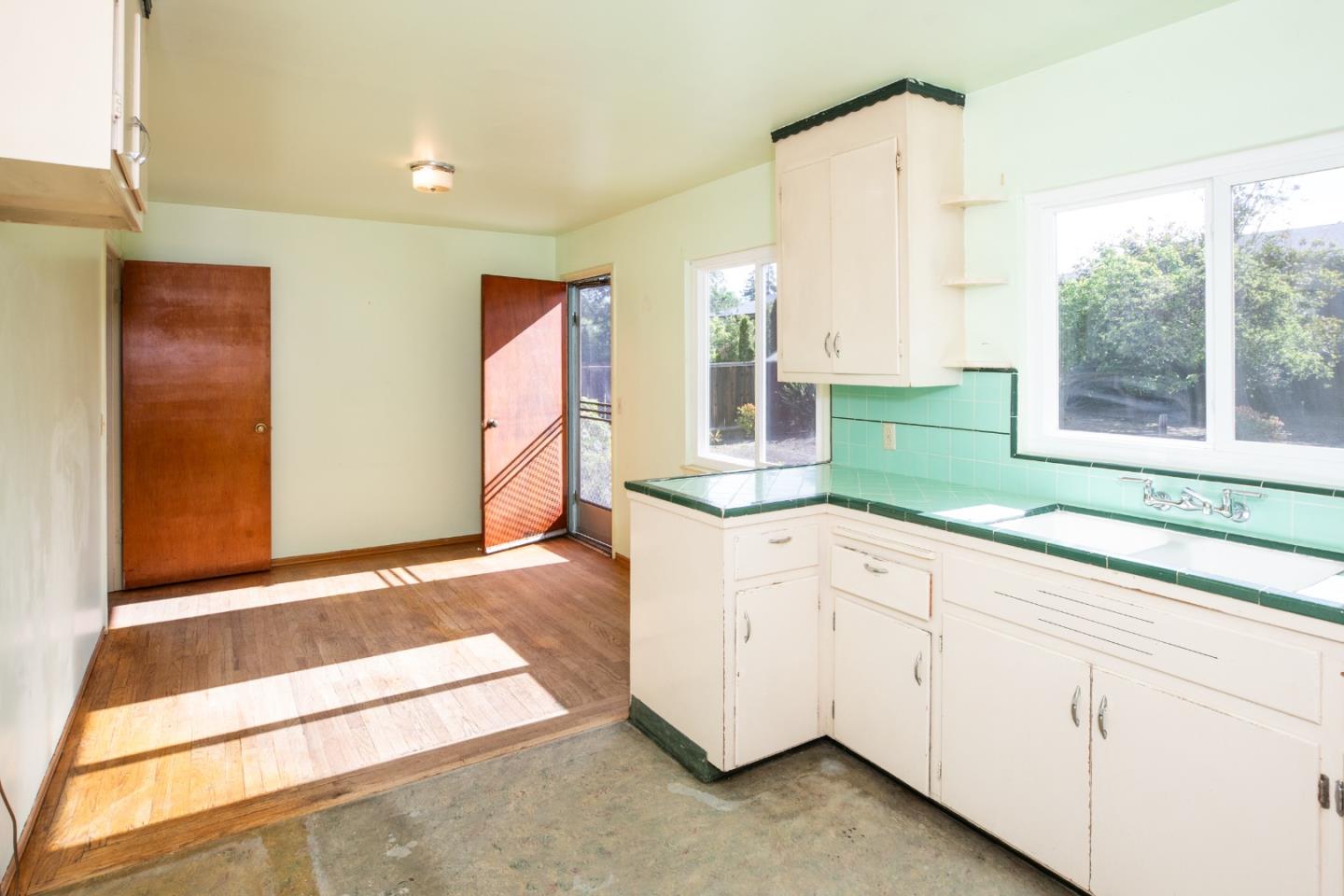 Detail Gallery Image 7 of 22 For 309 Tyrella Ave, Mountain View,  CA 94043 - 3 Beds | 2 Baths