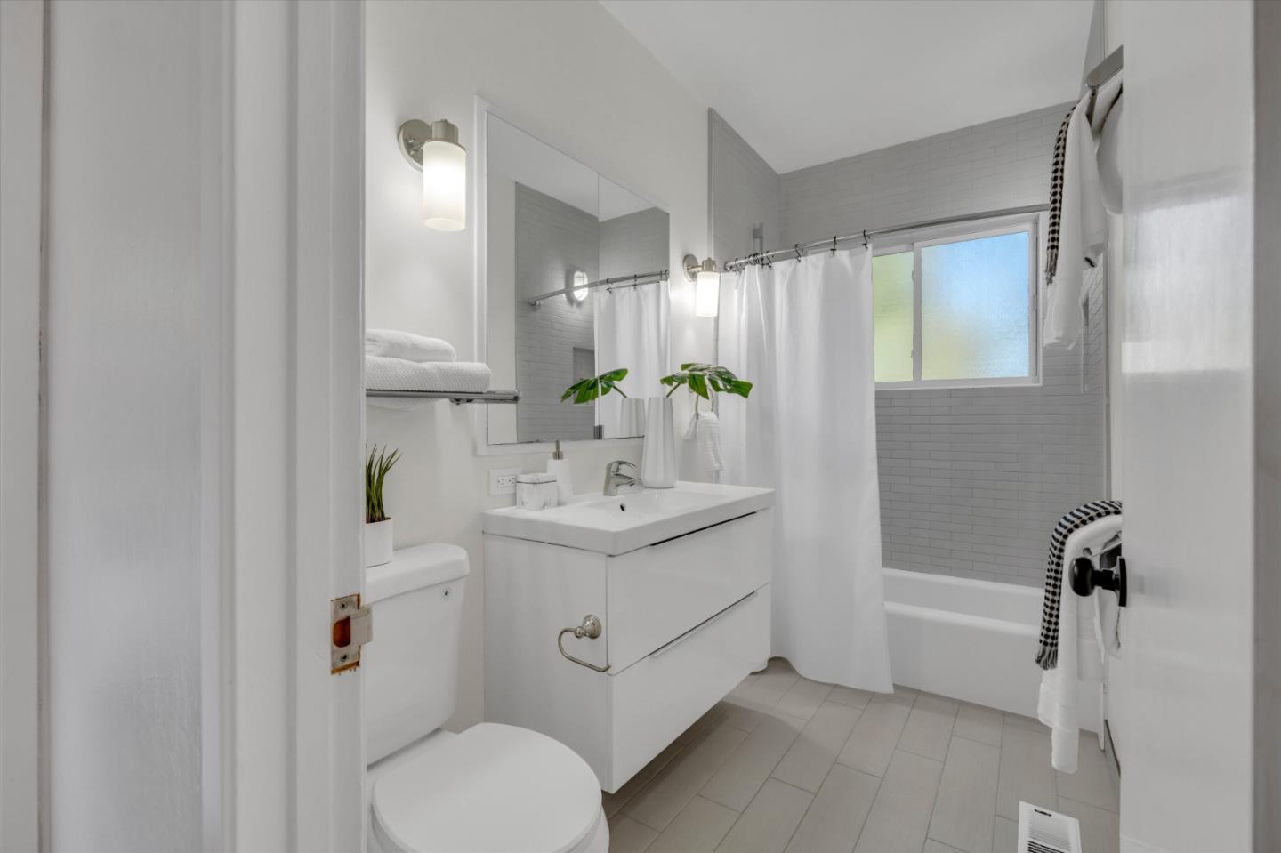 Detail Gallery Image 17 of 44 For 12 Summit Rd, Woodside,  CA 94062 - 4 Beds | 3/1 Baths