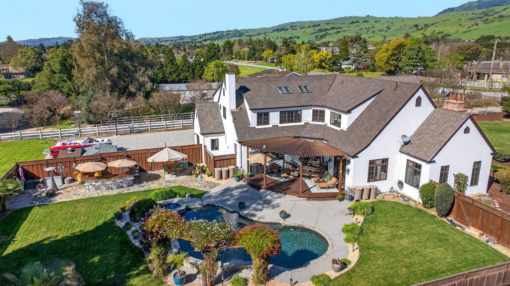 Detail Gallery Image 4 of 76 For 12575 Foothill Ave, San Martin,  CA 95046 - 5 Beds | 3/1 Baths