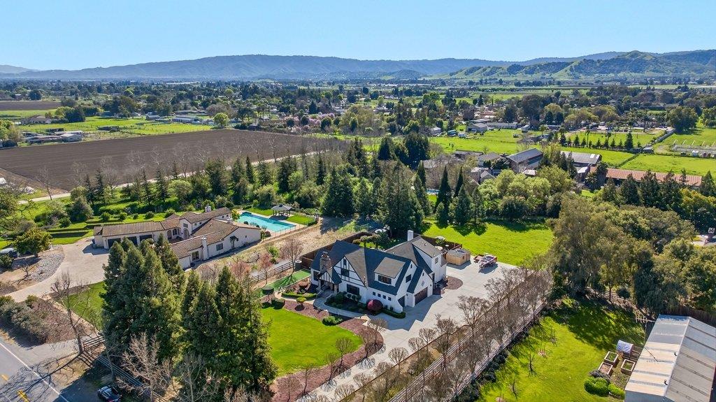 Detail Gallery Image 6 of 76 For 12575 Foothill Ave, San Martin,  CA 95046 - 5 Beds | 3/1 Baths