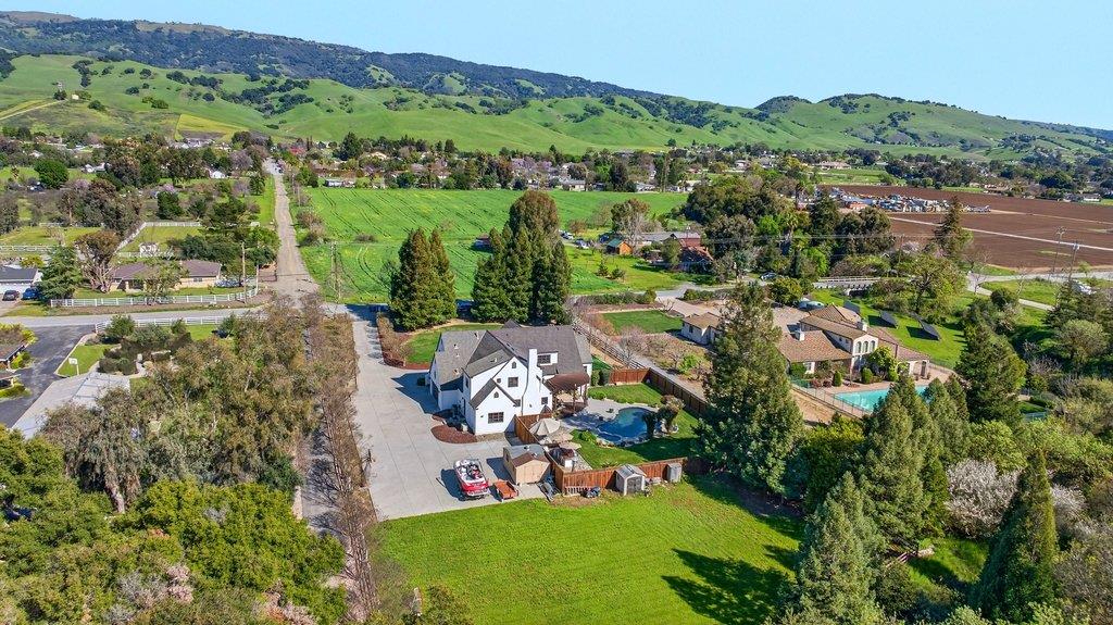 Detail Gallery Image 7 of 76 For 12575 Foothill Ave, San Martin,  CA 95046 - 5 Beds | 3/1 Baths