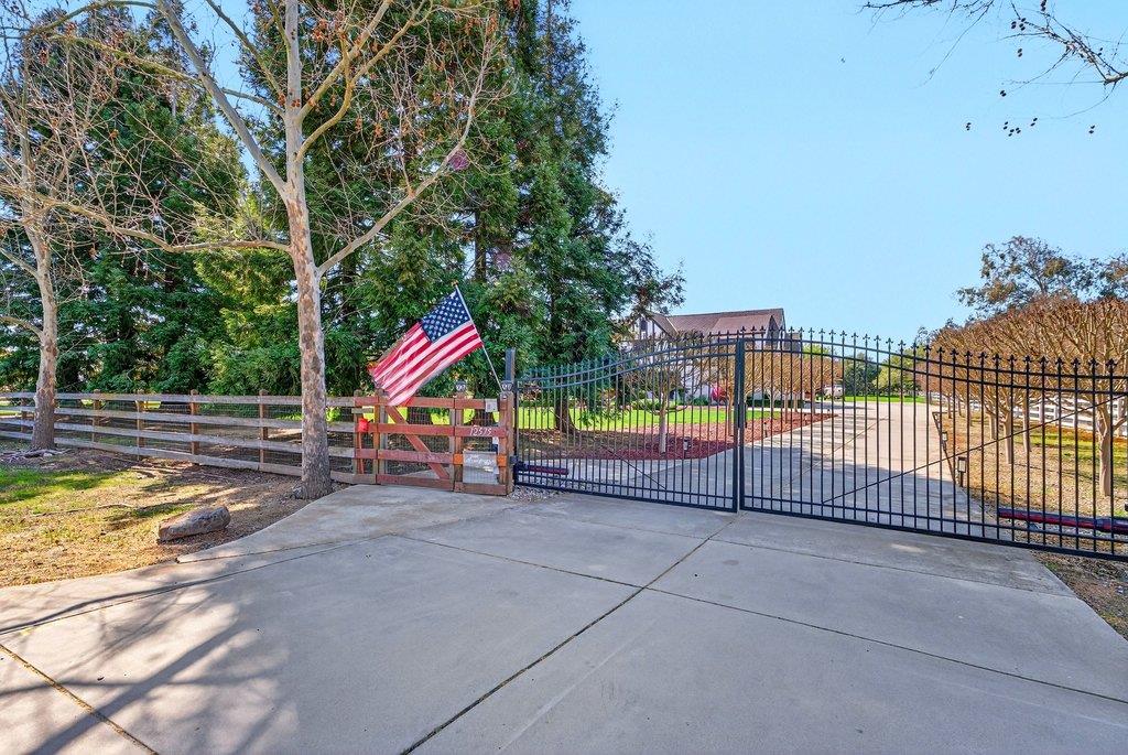 Detail Gallery Image 8 of 76 For 12575 Foothill Ave, San Martin,  CA 95046 - 5 Beds | 3/1 Baths