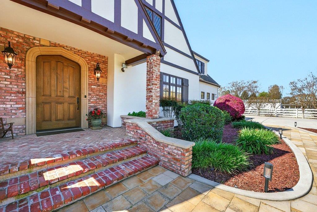 Detail Gallery Image 9 of 76 For 12575 Foothill Ave, San Martin,  CA 95046 - 5 Beds | 3/1 Baths