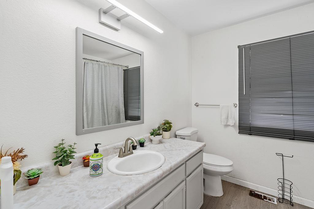 Detail Gallery Image 31 of 39 For Irwin Ln, Santa Rosa,  CA 95401 - 4 Beds | 4 Baths