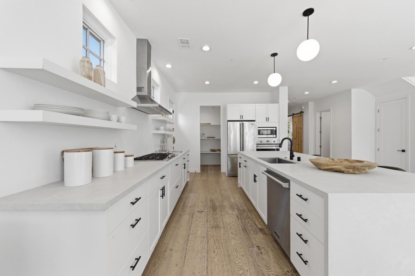 Detail Gallery Image 13 of 45 For 330 Grand St, Redwood City,  CA 94062 - 5 Beds | 3/1 Baths