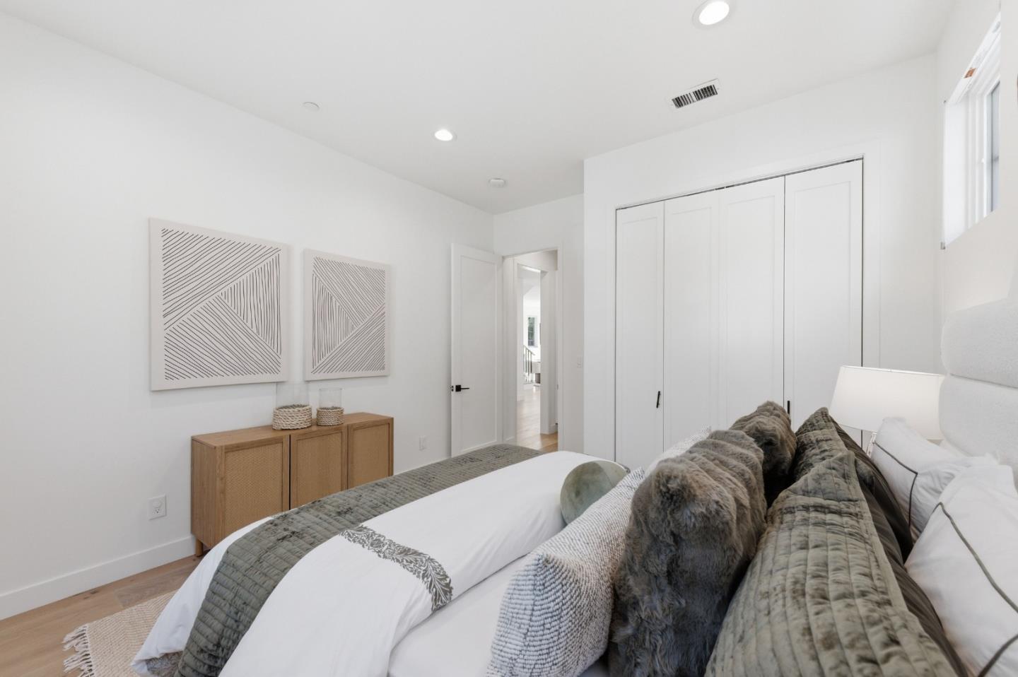 Detail Gallery Image 16 of 45 For 330 Grand St, Redwood City,  CA 94062 - 5 Beds | 3/1 Baths