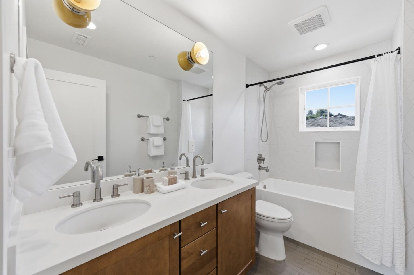 Detail Gallery Image 29 of 45 For 330 Grand St, Redwood City,  CA 94062 - 5 Beds | 3/1 Baths