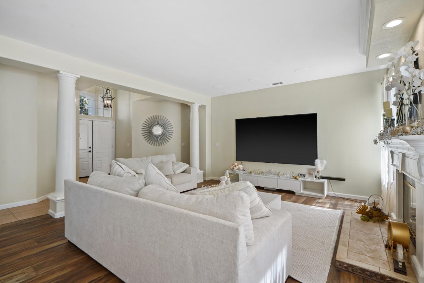 Detail Gallery Image 3 of 23 For 3741 Brook Valley Cir, Stockton,  CA 95219 - 3 Beds | 2 Baths