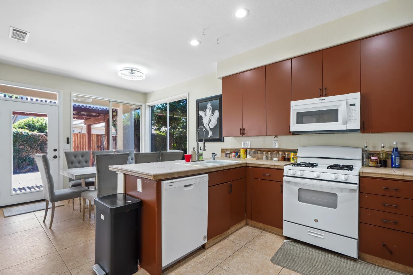 Detail Gallery Image 4 of 23 For 3741 Brook Valley Cir, Stockton,  CA 95219 - 3 Beds | 2 Baths