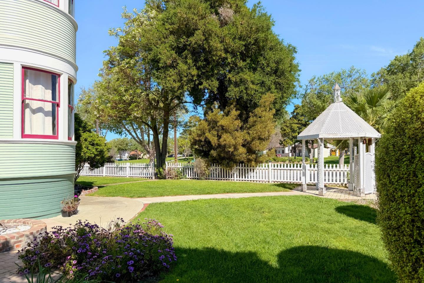 Detail Gallery Image 12 of 88 For 712 West St, Hollister,  CA 95023 - 5 Beds | 5/1 Baths