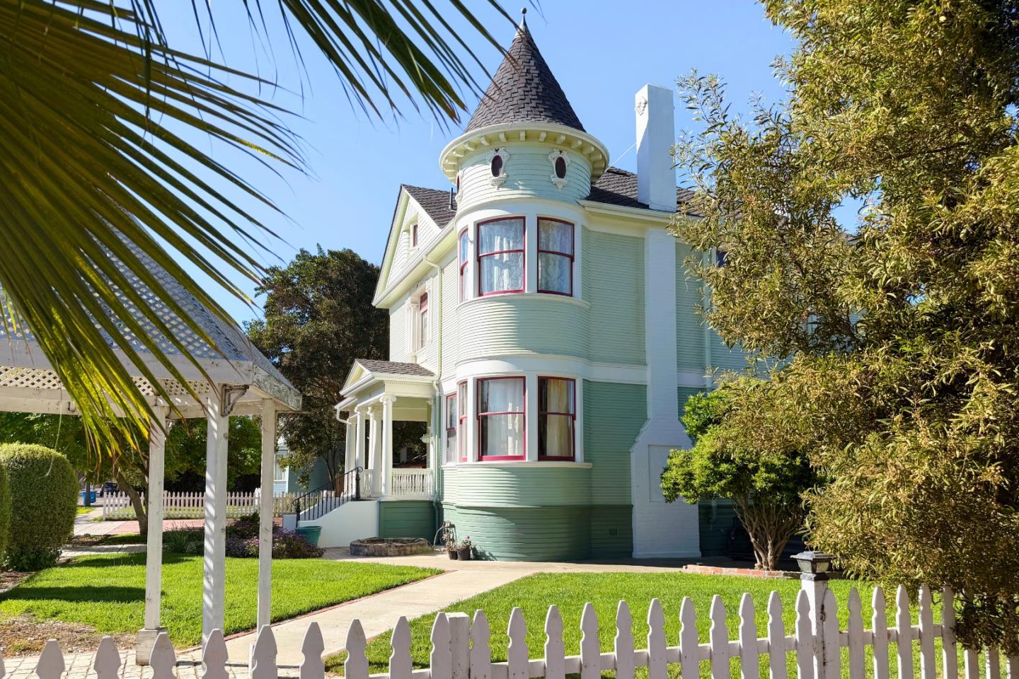 Detail Gallery Image 2 of 88 For 712 West St, Hollister,  CA 95023 - 5 Beds | 5/1 Baths