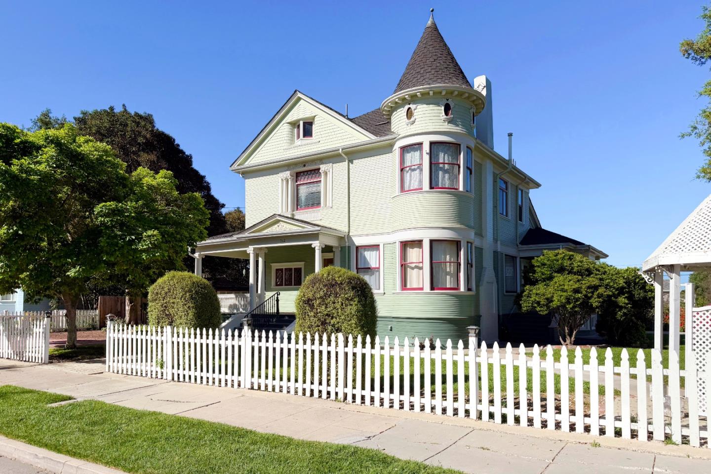 Detail Gallery Image 3 of 88 For 712 West St, Hollister,  CA 95023 - 5 Beds | 5/1 Baths