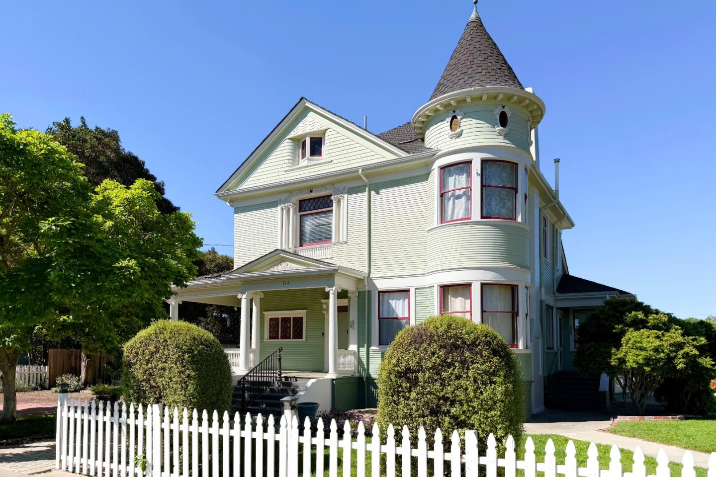 Detail Gallery Image 4 of 88 For 712 West St, Hollister,  CA 95023 - 5 Beds | 5/1 Baths