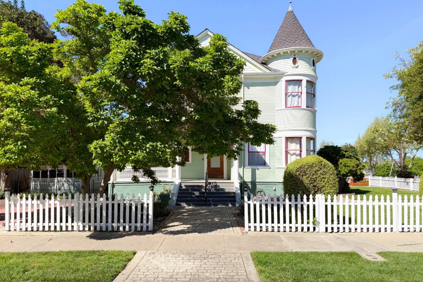 Detail Gallery Image 5 of 88 For 712 West St, Hollister,  CA 95023 - 5 Beds | 5/1 Baths
