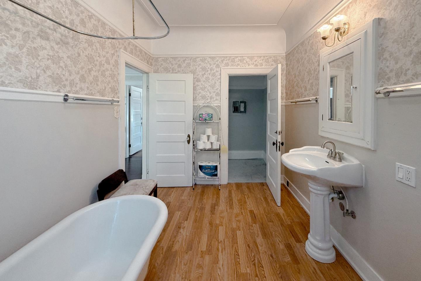 Detail Gallery Image 66 of 88 For 712 West St, Hollister,  CA 95023 - 5 Beds | 5/1 Baths