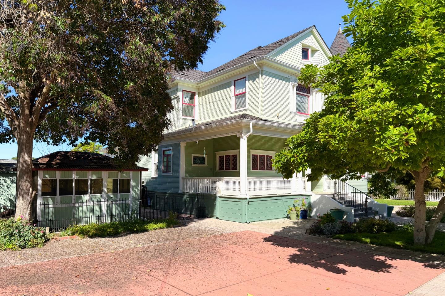 Detail Gallery Image 8 of 88 For 712 West St, Hollister,  CA 95023 - 5 Beds | 5/1 Baths