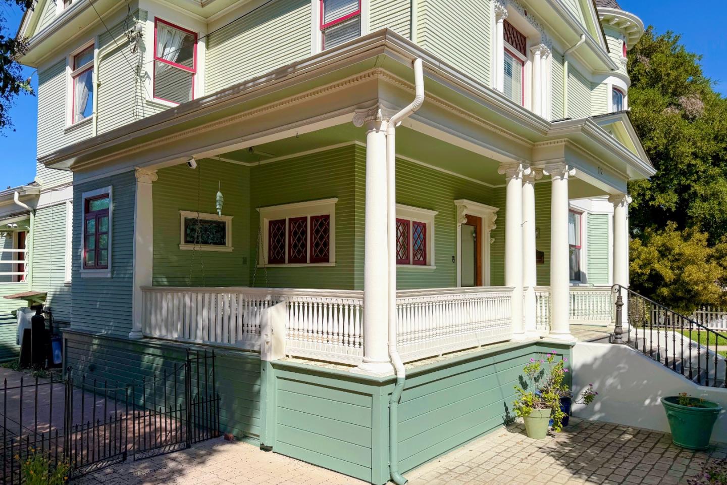 Detail Gallery Image 9 of 88 For 712 West St, Hollister,  CA 95023 - 5 Beds | 5/1 Baths