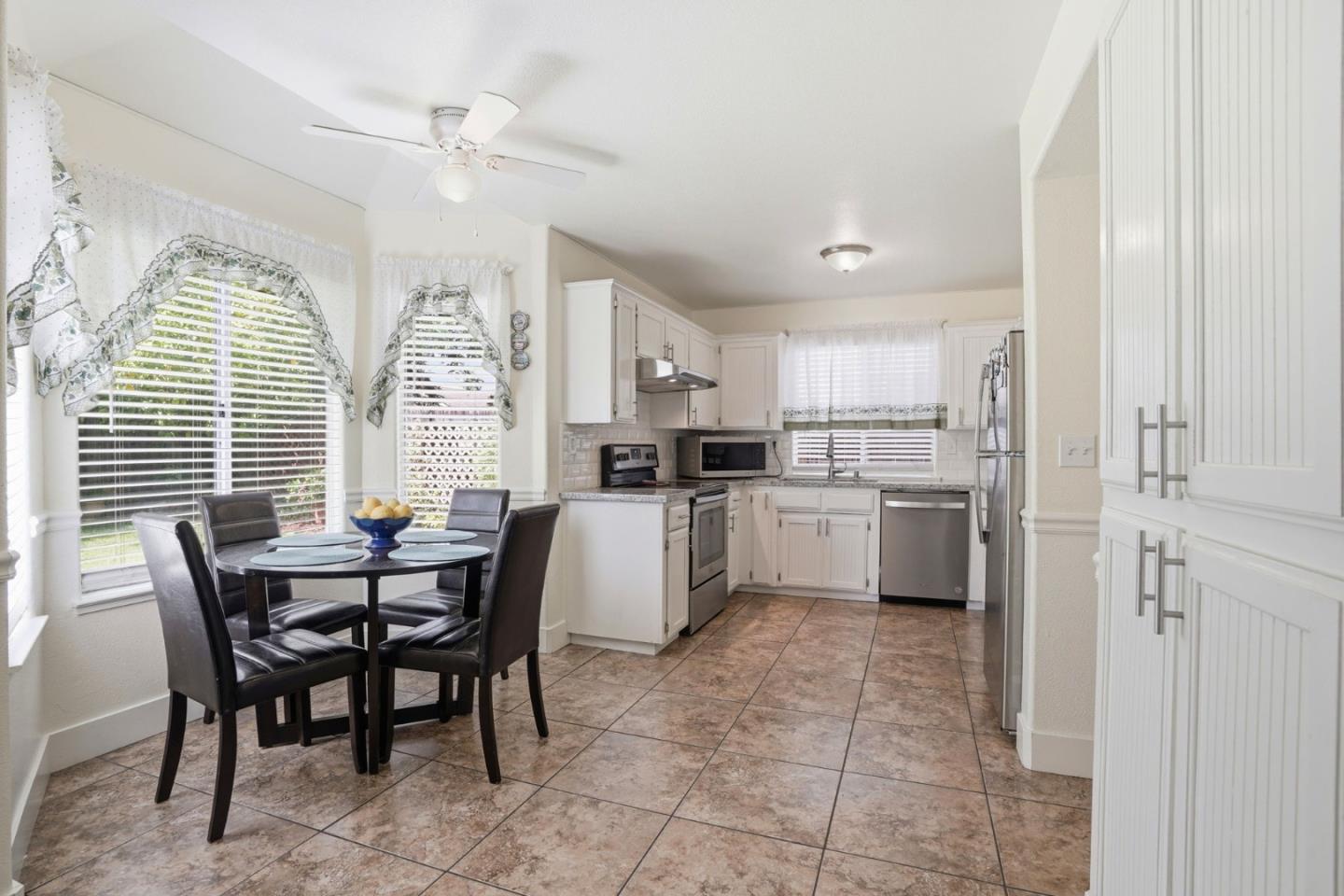 Detail Gallery Image 11 of 46 For 3227 Dewey, Fresno,  CA 93722 - 3 Beds | 2 Baths