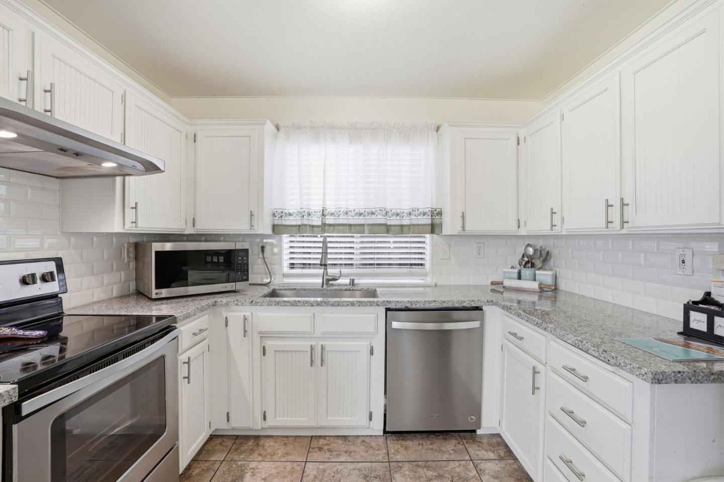 Detail Gallery Image 13 of 46 For 3227 Dewey, Fresno,  CA 93722 - 3 Beds | 2 Baths