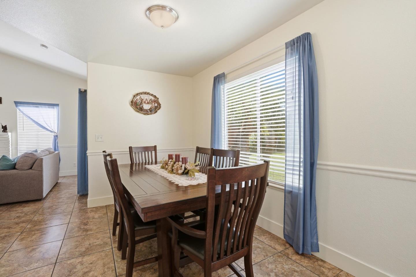 Detail Gallery Image 16 of 46 For 3227 Dewey, Fresno,  CA 93722 - 3 Beds | 2 Baths