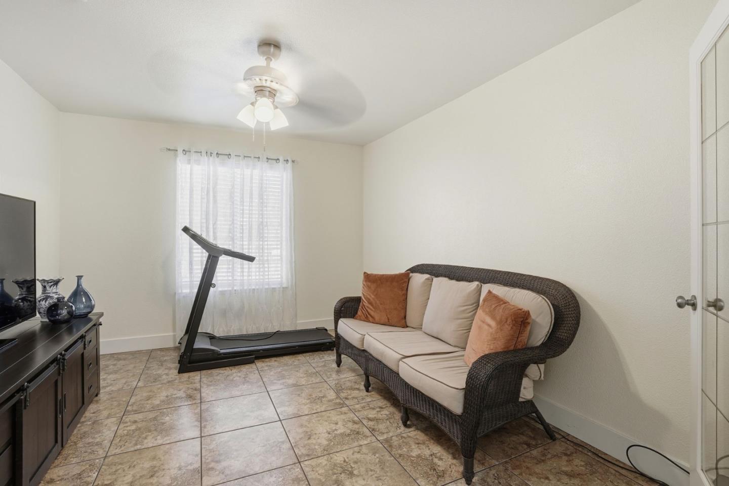 Detail Gallery Image 18 of 46 For 3227 Dewey, Fresno,  CA 93722 - 3 Beds | 2 Baths