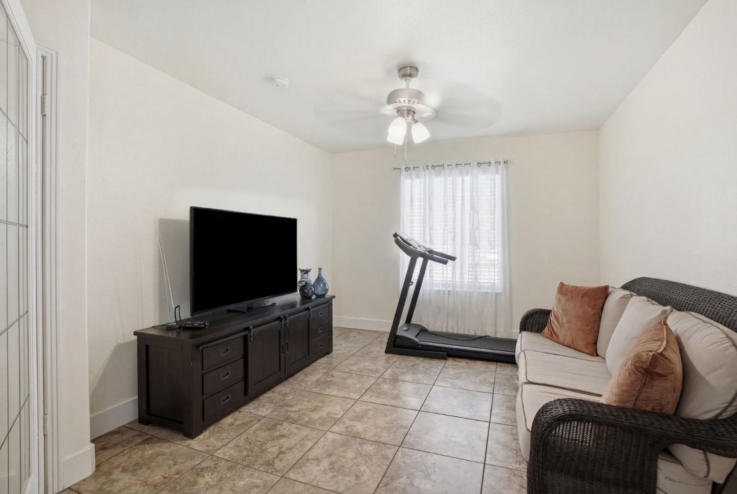 Detail Gallery Image 19 of 46 For 3227 Dewey, Fresno,  CA 93722 - 3 Beds | 2 Baths