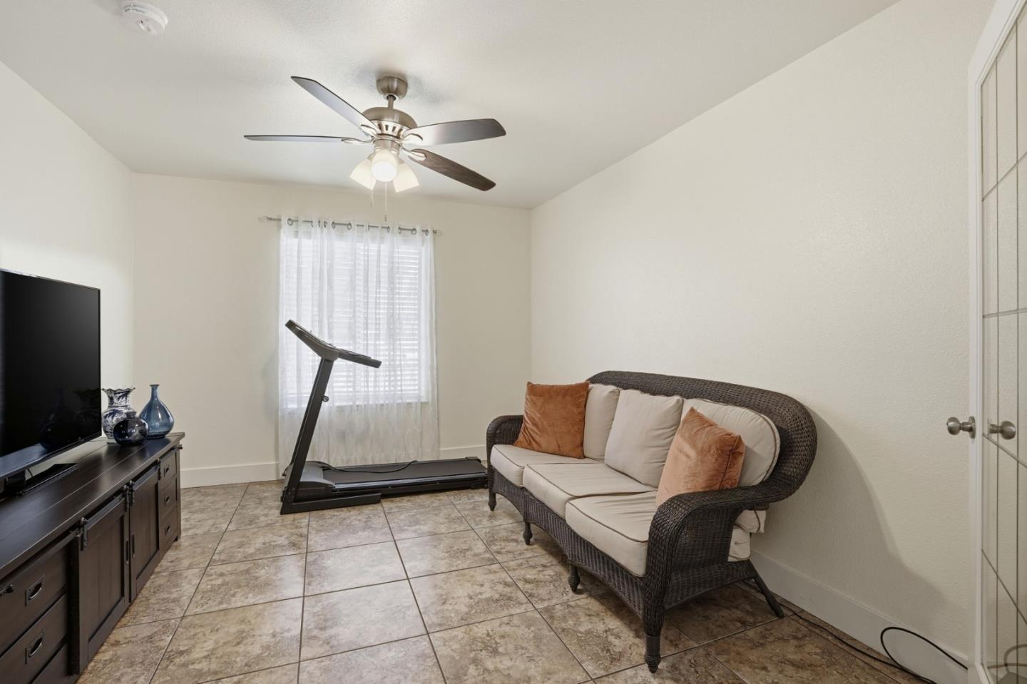 Detail Gallery Image 20 of 46 For 3227 Dewey, Fresno,  CA 93722 - 3 Beds | 2 Baths