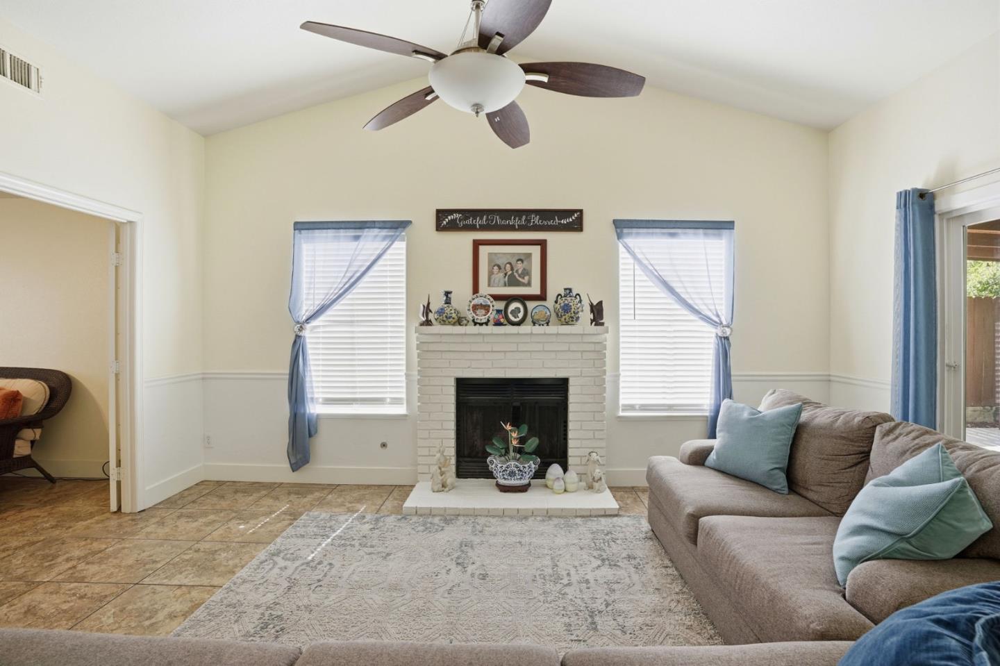 Detail Gallery Image 8 of 46 For 3227 Dewey, Fresno,  CA 93722 - 3 Beds | 2 Baths