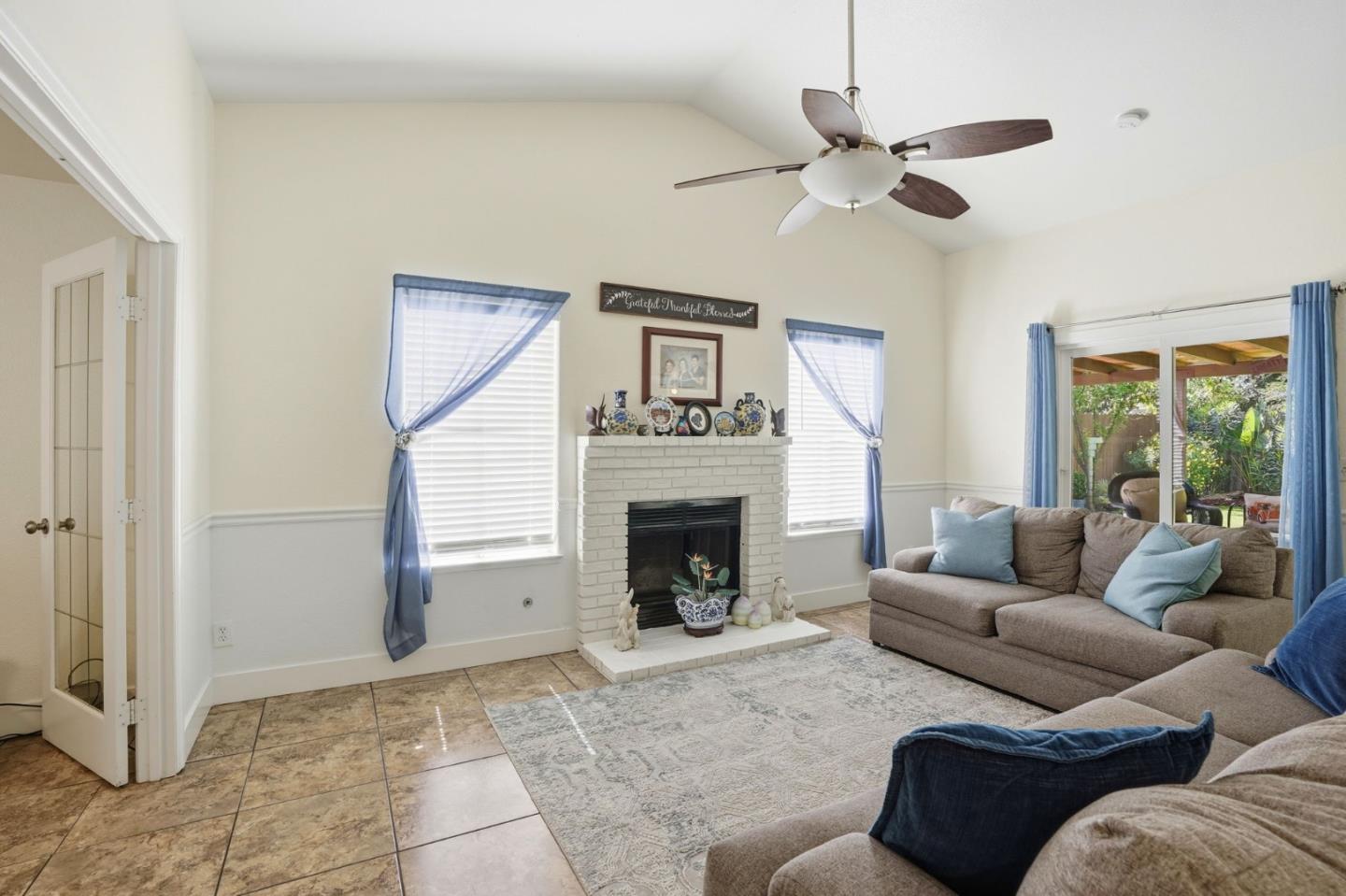 Detail Gallery Image 9 of 46 For 3227 Dewey, Fresno,  CA 93722 - 3 Beds | 2 Baths