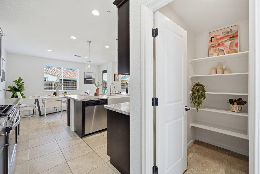 Detail Gallery Image 12 of 45 For 1530 Central Ave, Hollister,  CA 95023 - 4 Beds | 3 Baths