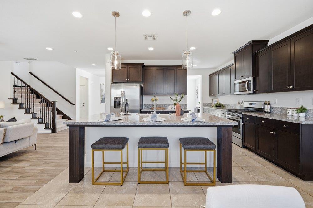 Detail Gallery Image 6 of 45 For 1530 Central Ave, Hollister,  CA 95023 - 4 Beds | 3 Baths