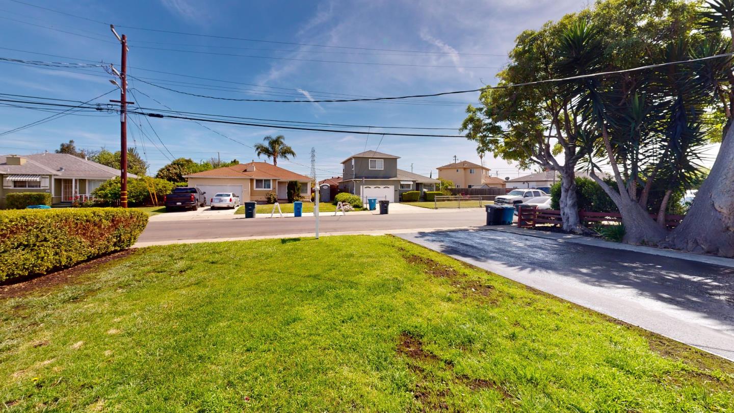 Detail Gallery Image 3 of 26 For 215 Wisteria Dr, East Palo Alto,  CA 94303 - 3 Beds | 1 Baths