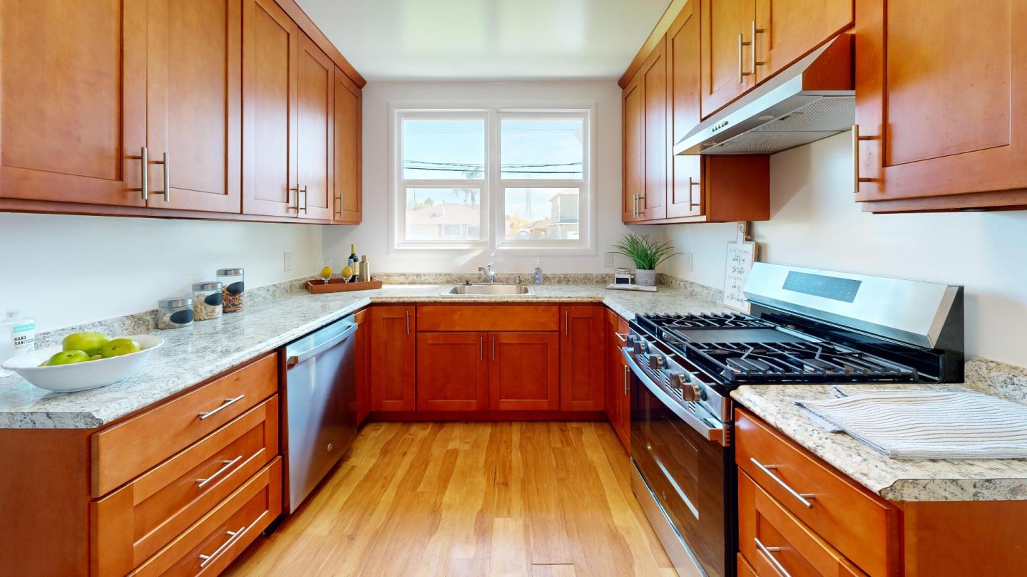 Detail Gallery Image 4 of 26 For 215 Wisteria Dr, East Palo Alto,  CA 94303 - 3 Beds | 1 Baths