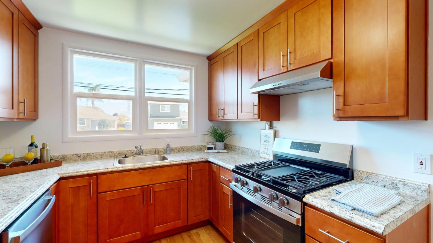 Detail Gallery Image 5 of 26 For 215 Wisteria Dr, East Palo Alto,  CA 94303 - 3 Beds | 1 Baths