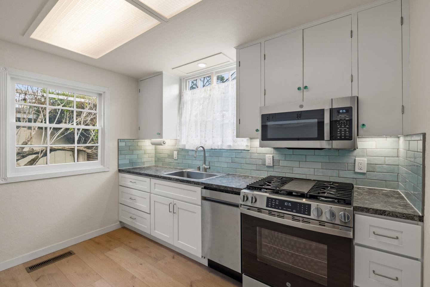 Detail Gallery Image 14 of 28 For 216 Park St, Pacific Grove,  CA 93950 - 1 Beds | 1 Baths