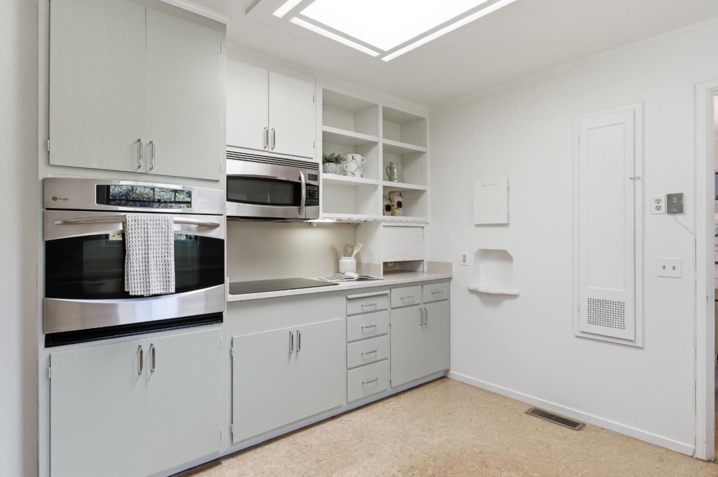 Detail Gallery Image 12 of 46 For 415 Oak Ct, Menlo Park,  CA 94025 - 5 Beds | 3 Baths