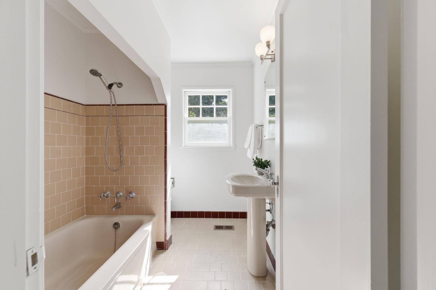 Detail Gallery Image 27 of 46 For 415 Oak Ct, Menlo Park,  CA 94025 - 5 Beds | 3 Baths