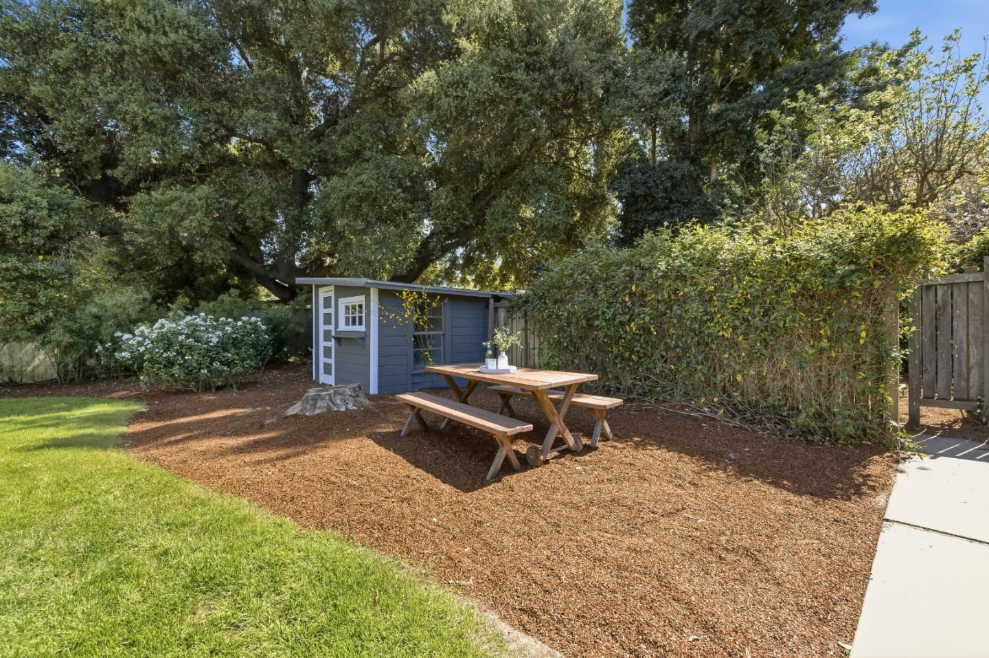 Detail Gallery Image 37 of 46 For 415 Oak Ct, Menlo Park,  CA 94025 - 5 Beds | 3 Baths