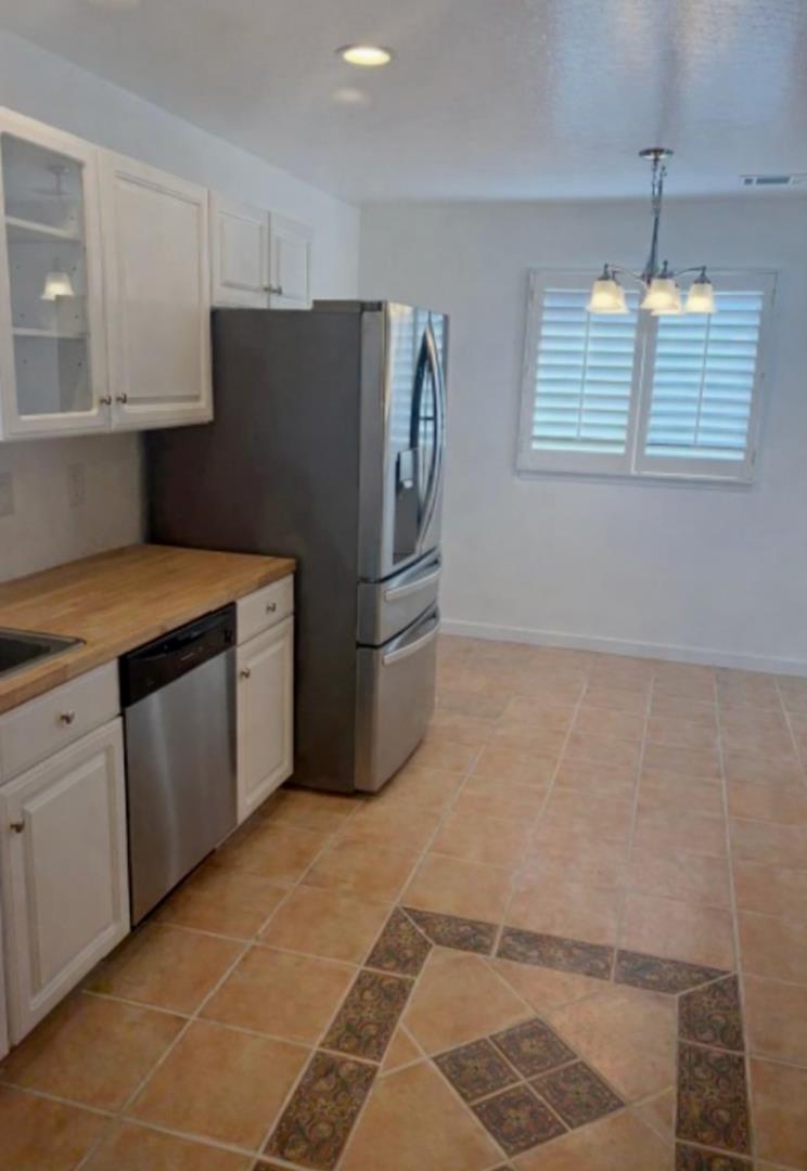 Detail Gallery Image 2 of 6 For 211 Carnoble, Hollister,  CA 95023 - 3 Beds | 2 Baths