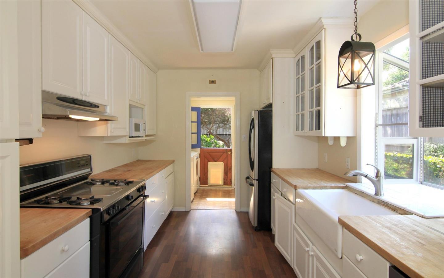 Detail Gallery Image 8 of 25 For 1251 Pacific St, Monterey,  CA 93940 - 3 Beds | 2 Baths