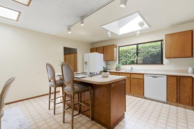 Detail Gallery Image 11 of 42 For 425 Exeter Pl, Marina,  CA 93933 - 4 Beds | 2 Baths