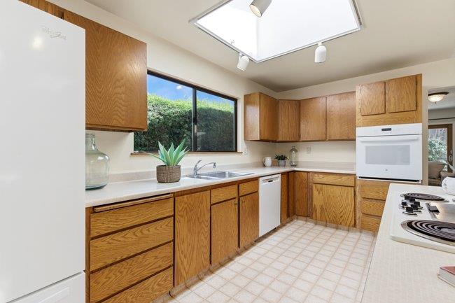 Detail Gallery Image 13 of 42 For 425 Exeter Pl, Marina,  CA 93933 - 4 Beds | 2 Baths