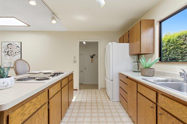 Detail Gallery Image 14 of 42 For 425 Exeter Pl, Marina,  CA 93933 - 4 Beds | 2 Baths