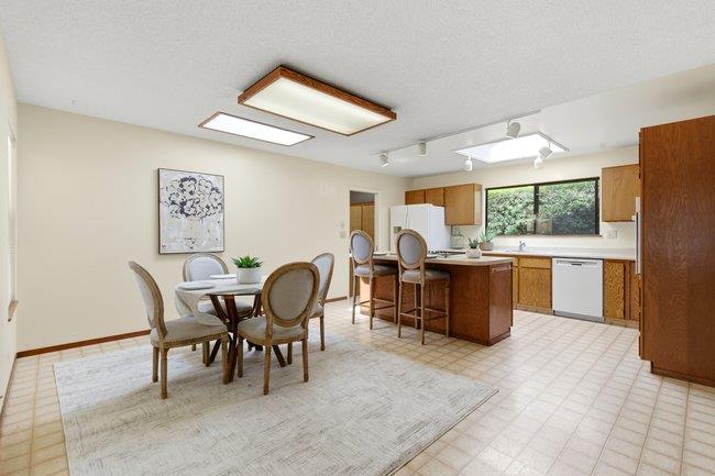 Detail Gallery Image 7 of 42 For 425 Exeter Pl, Marina,  CA 93933 - 4 Beds | 2 Baths