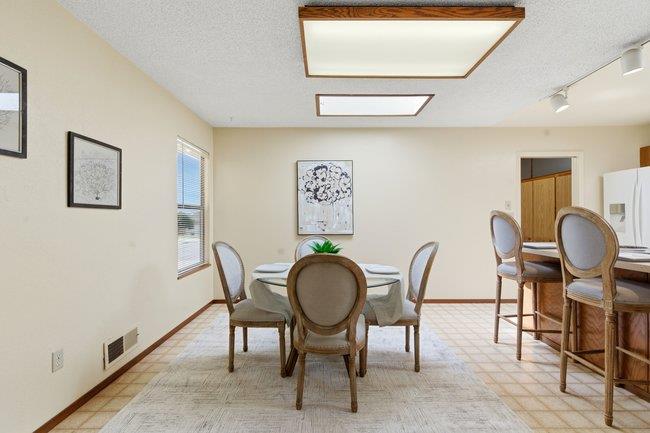 Detail Gallery Image 8 of 42 For 425 Exeter Pl, Marina,  CA 93933 - 4 Beds | 2 Baths