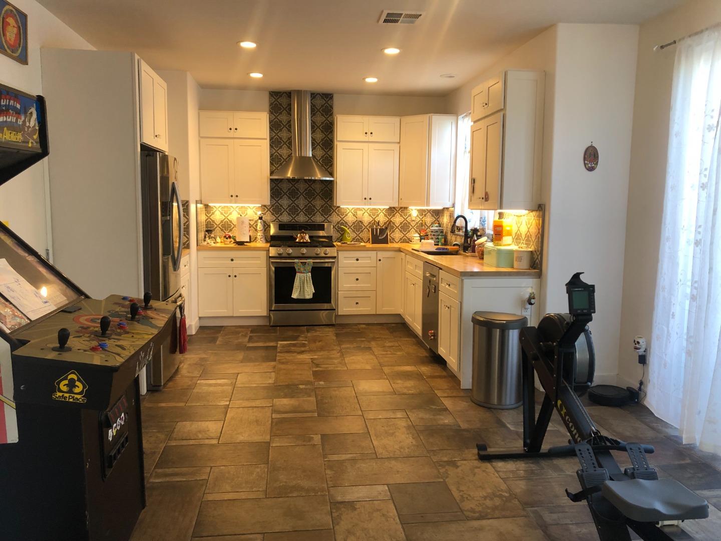 Detail Gallery Image 8 of 25 For 10864 Peerless Ct, Oakland,  CA 94603 - 3 Beds | 2/1 Baths