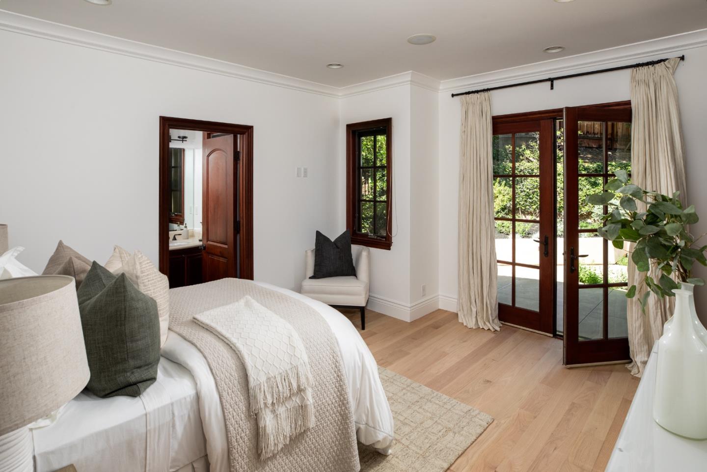 Detail Gallery Image 14 of 43 For 795 Nash Rd, Los Altos,  CA 94024 - 4 Beds | 4/1 Baths