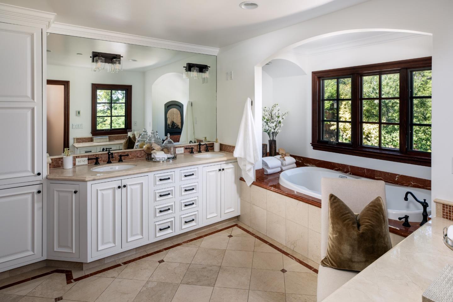 Detail Gallery Image 18 of 43 For 795 Nash Rd, Los Altos,  CA 94024 - 4 Beds | 4/1 Baths